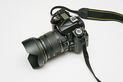Eine Kamera mit Wechselobjektiv
